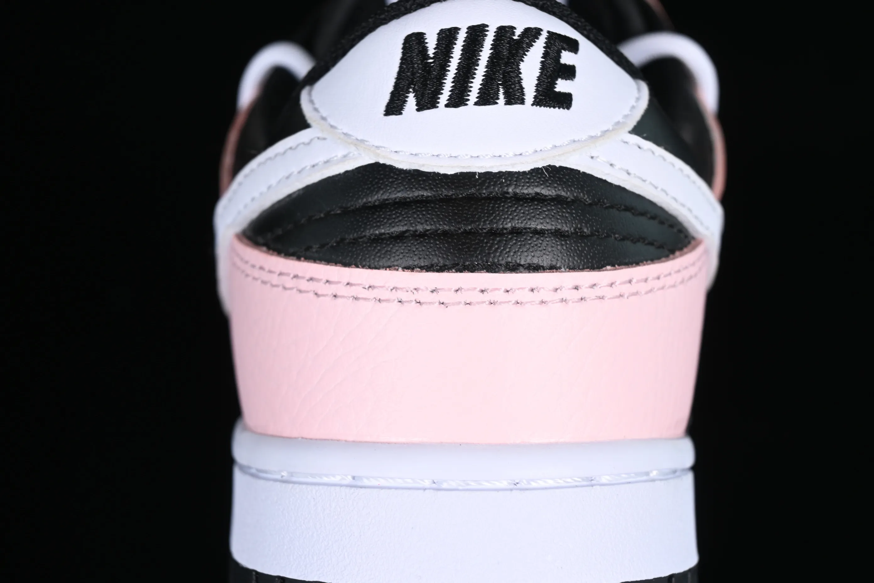 All Categories Nk SB Dunk Series Nk SB Dunk Low Low-top Sneakers Nk Dunk Low Reverse Barbie Black Pink SB Strappy Low-top Casual Sneakers FD1232-001